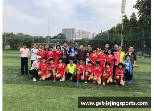 女足比赛激烈对抗，选手斗志昂扬：展现拼搏精神的赛场之美